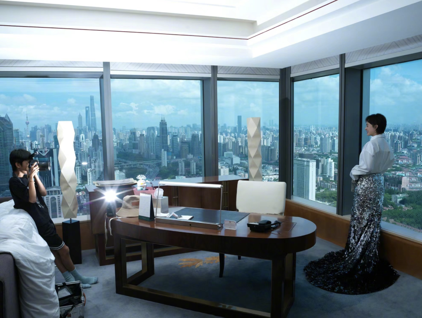 孙俪工作带娃两不误!穿美人鱼裙获女儿赞美,儿子亲自为妈妈掌镜