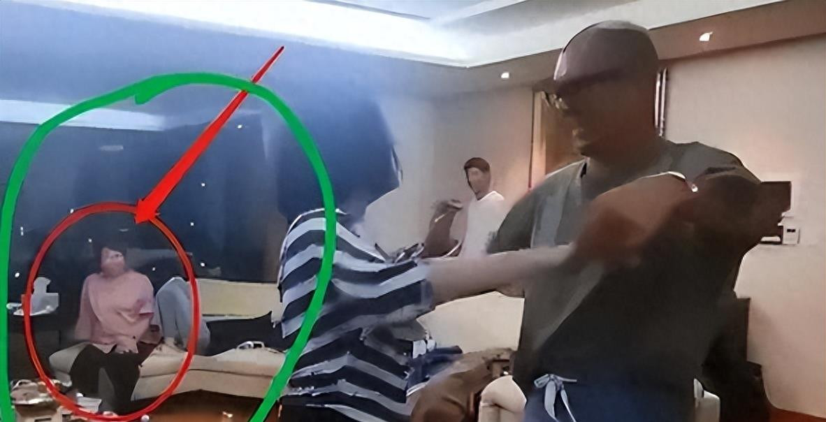 回顾：小S具俊晔私下大瓜曝光，大S平躺一动不动，小玥儿蜷缩很害怕