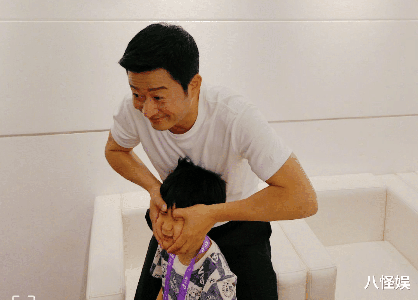 吴京陪儿子参加武术考试,一脸紧张,吴所谓动作行云流水超有气势