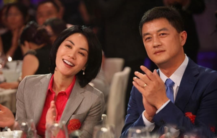 ?李嫣寒假回国变化很大，王菲李亚鹏争相称赞，春节陪谁过年成悬念