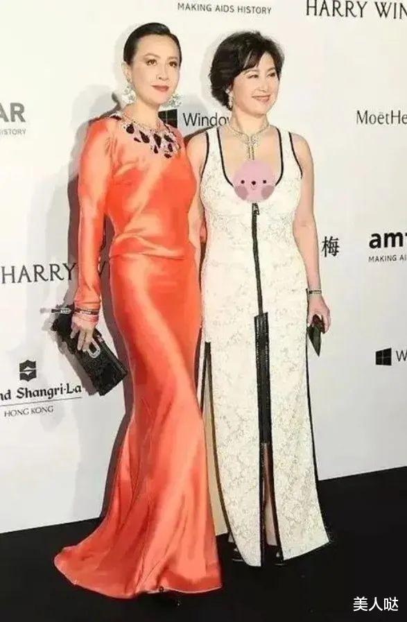 58岁刘嘉玲同框61岁何超琼,终于见识了女明星与“真豪门”的差距有多大