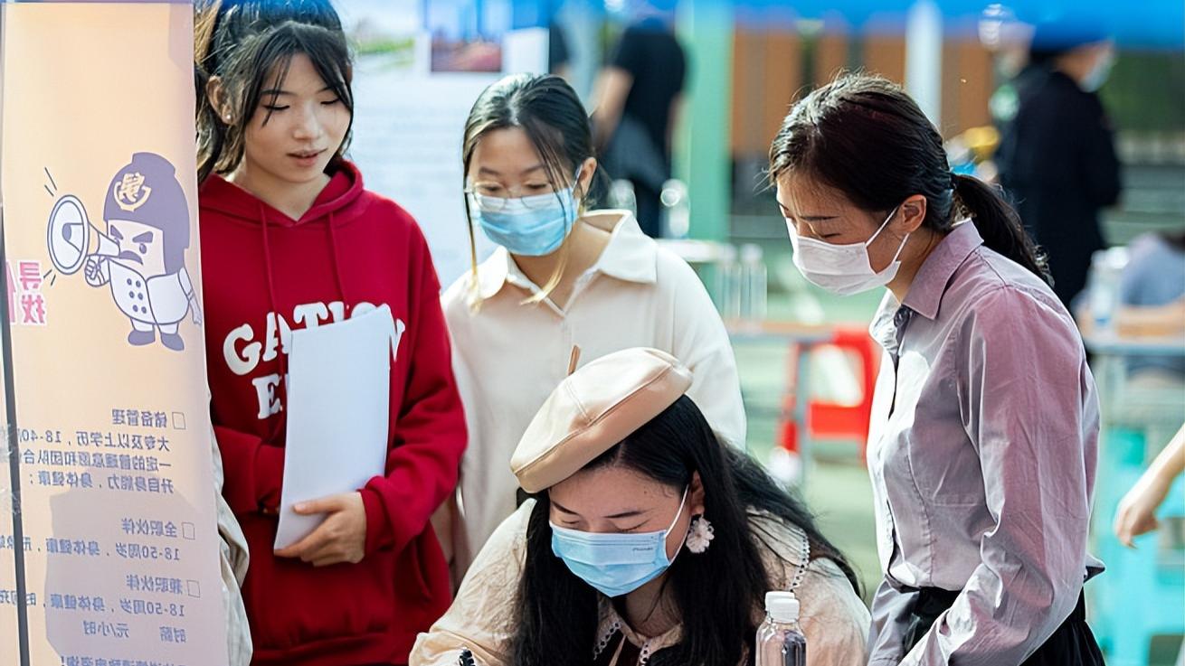 招聘|“断子绝孙”式的招聘火了，企业恶性竞争，坑的却是应届毕业生