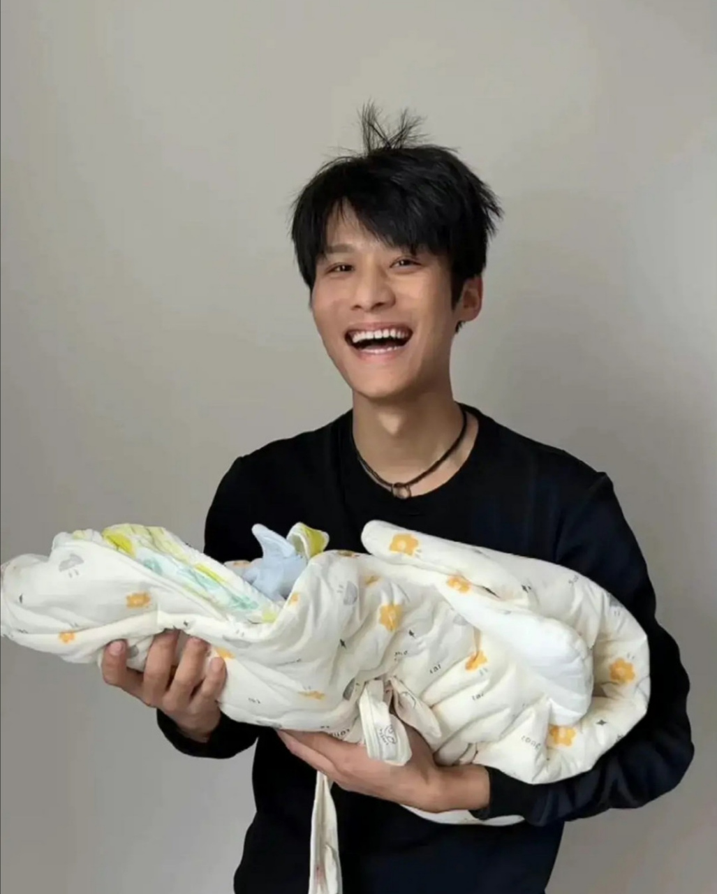 大杨哥妻子两周年纪念，豪宅内亲自下厨庆祝，女方表情冷淡疑摆拍