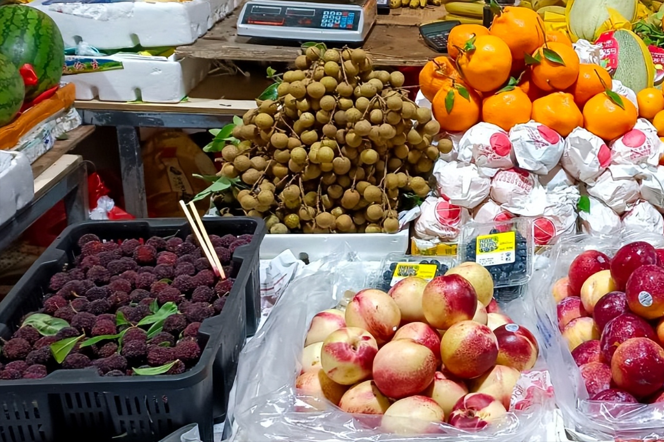 突发!光头男因为赊账不成,发疯砍伤老板娘及路人,致两死一重伤