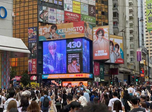 姜涛|香港顶流姜涛生日有排场,千名粉丝围堵铜锣湾,百名保安维持秩序