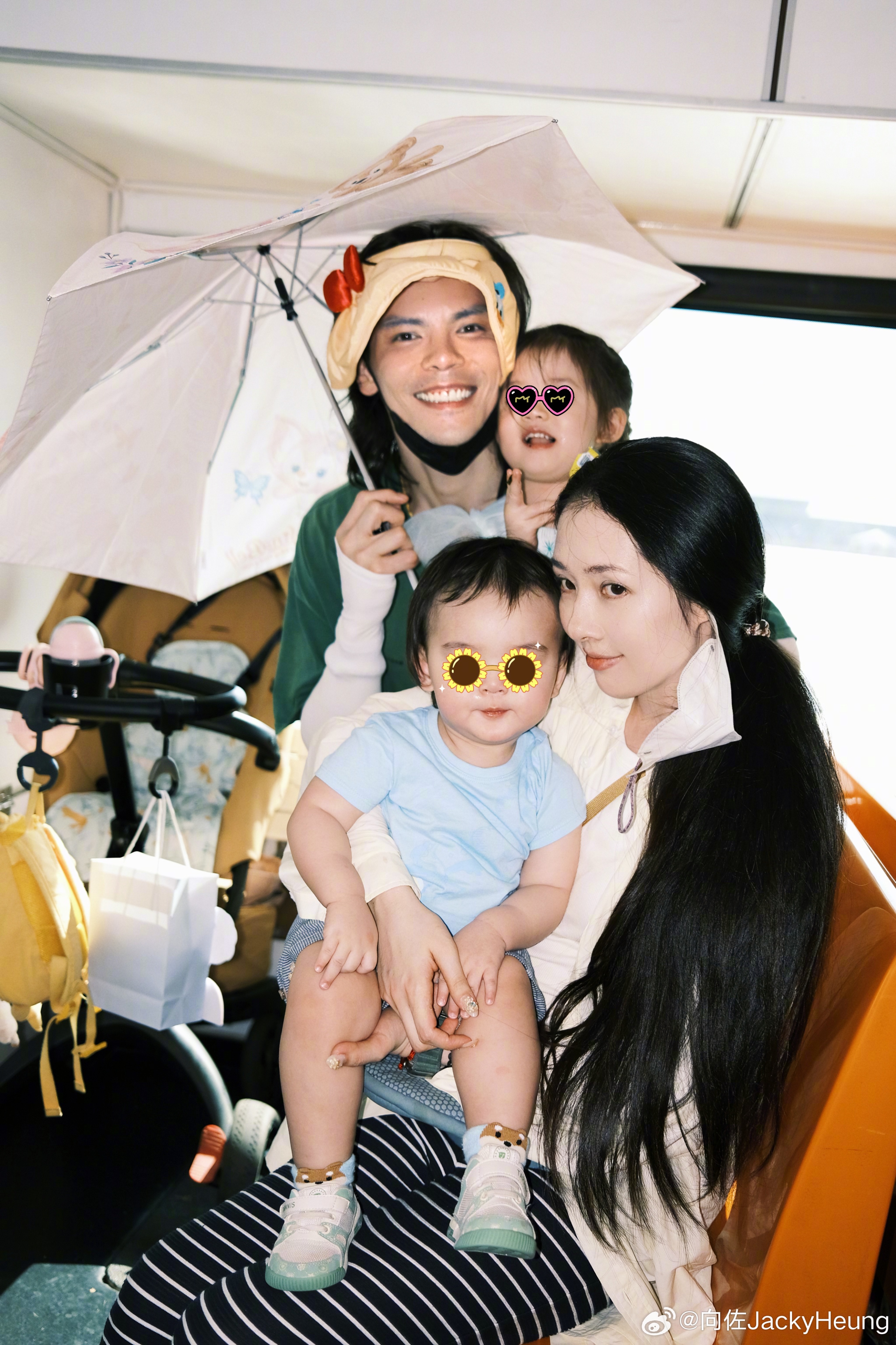 向佐晒一家四口出游照，郭碧婷状态很好，两人十指相扣秀恩爱