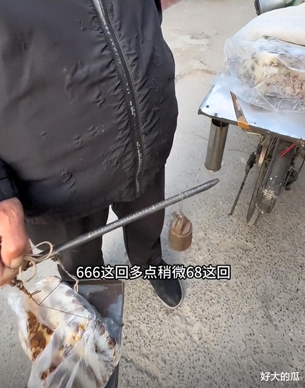 切糕大爷火了！网友：他一刀下去，我都准备贷款了