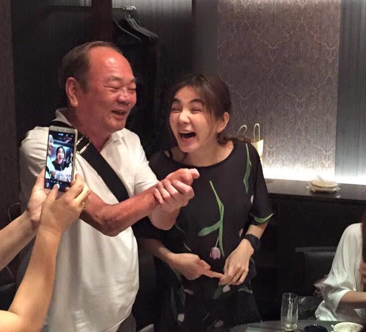 Ella日本街头与爸爸十指紧扣引争议！爸爸断掌曝光，内幕令人泪目