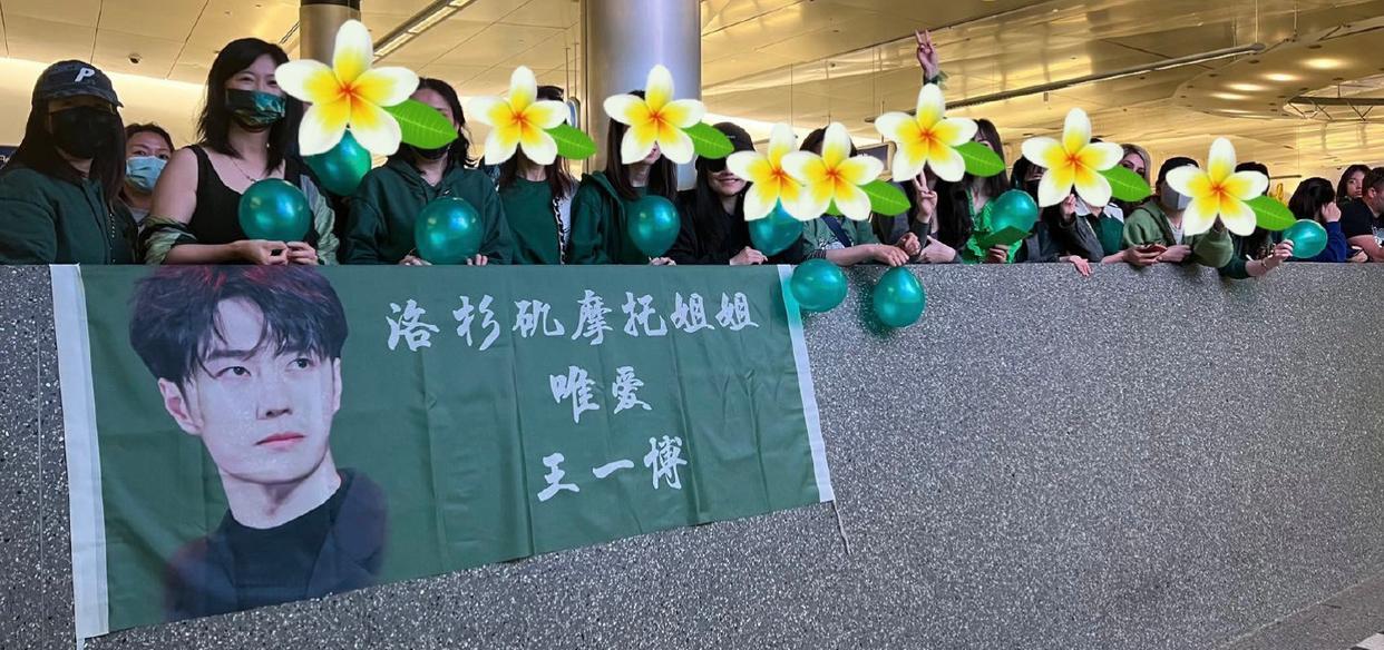 杨幂|王一博抵达洛杉矶,海外人气好旺,接机粉丝超热情