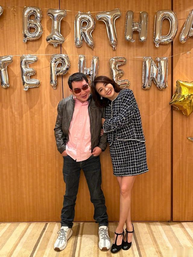 52岁黎姿晒全家照为弟弟庆生，车祸16年后瘫痪的弟弟能站起来了！