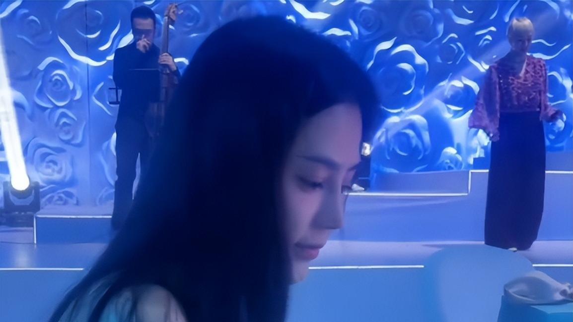 樊小慧参加婚礼落泪，穿旗袍被夸明星气质，网友：前夫肠子悔青