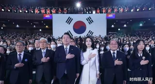 玉米 韩国第一夫人大场面太能长脸！穿小白裙美貌在人群中发光，超水嫩