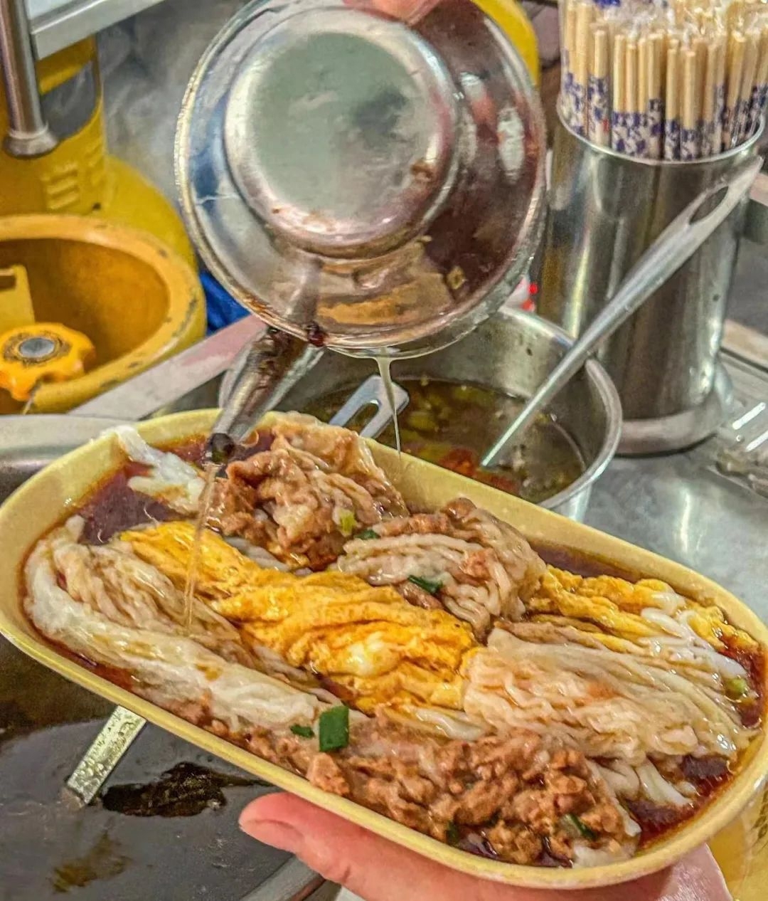 烤鸭|吃不起连锁快餐的打工人，爱上了地方特色美食？