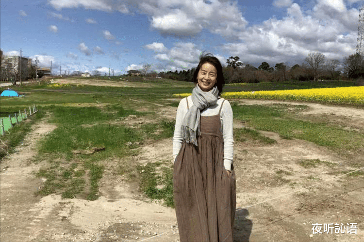 老戏骨定居日本，嫁外籍老公儿子帅气，网友质疑明星有没有爱国心