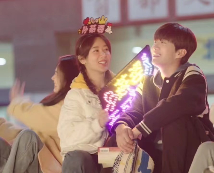 脸僵就别硬演校花了,一脸“社会气”的高中生,看着真让人难受