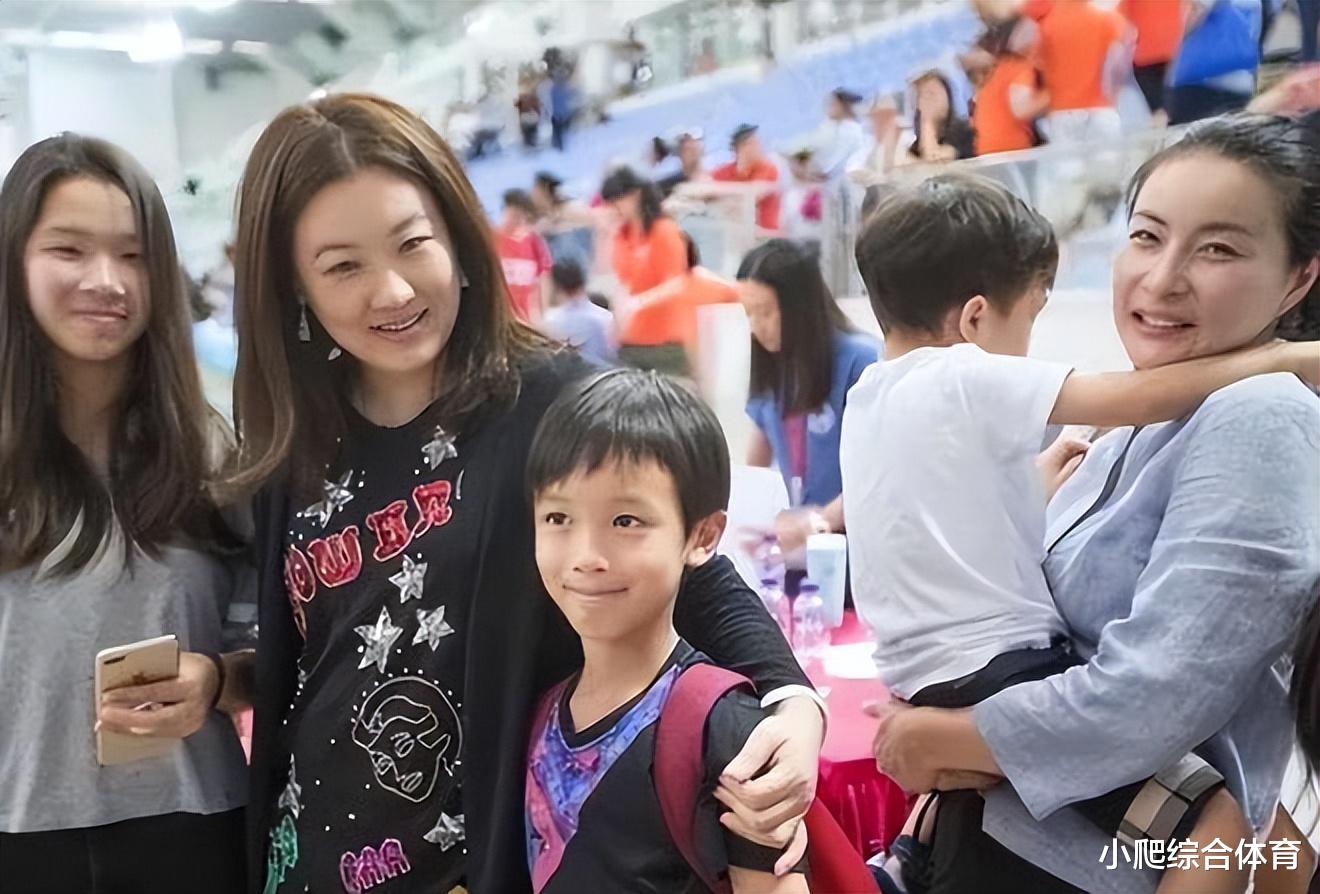 跳水皇后嫁大26岁富豪！6年生三娃好幸福，老公71岁仍想要四胎