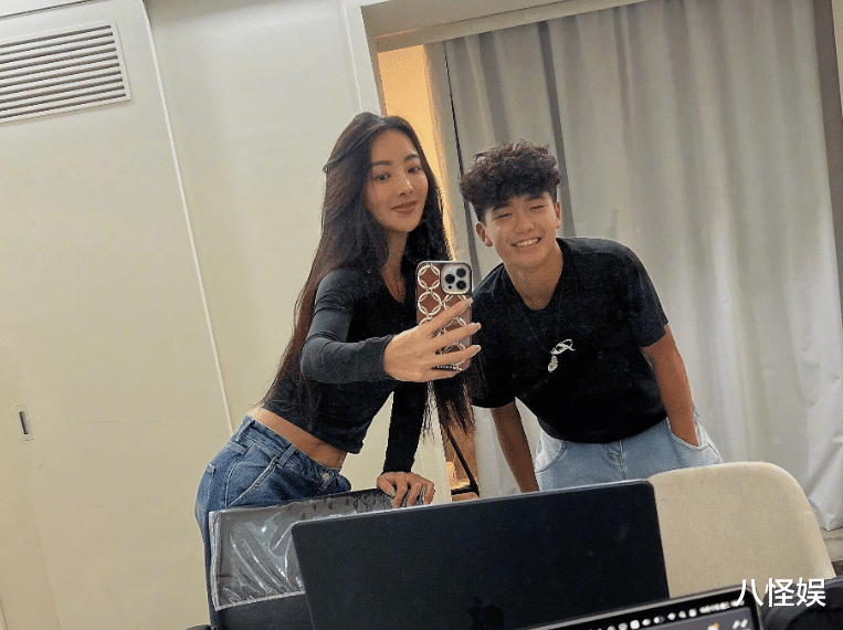 曹格前妻晒娃被指偏爱儿子，Joe给妈妈打工当模特，撞脸多位男星