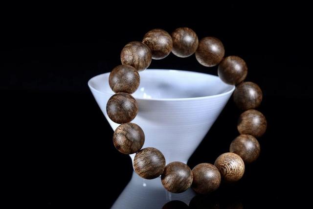 沉香手串|鉴别沉香手串分6步,想入手假沉香手串都难!