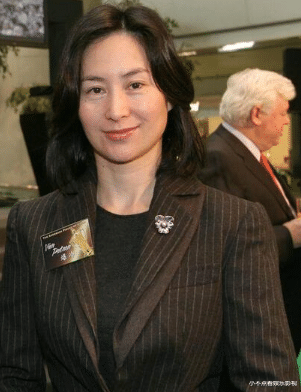 赌王继承人何超琼,61岁展现事业线,网友直呼:真敢穿!