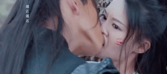 李沁|又惹争议,嘴含戒指接吻,国产剧的吻戏又开始了一场“病态传承”