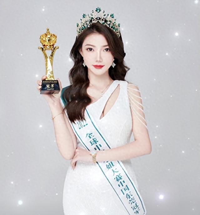 中华小姐回应牙齿被拔光,穿赵露思同款衣服摆拍,耳朵被割戴假耳