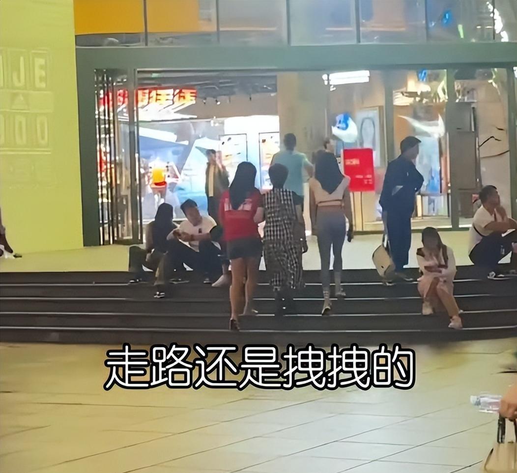 26岁吴艳妮现身上海，与妈妈逛街引围观，网友：走路还是拽拽的