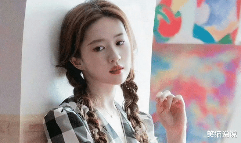 刘亦菲片场路透：笑容甜美，皮肤白皙好抢眼！