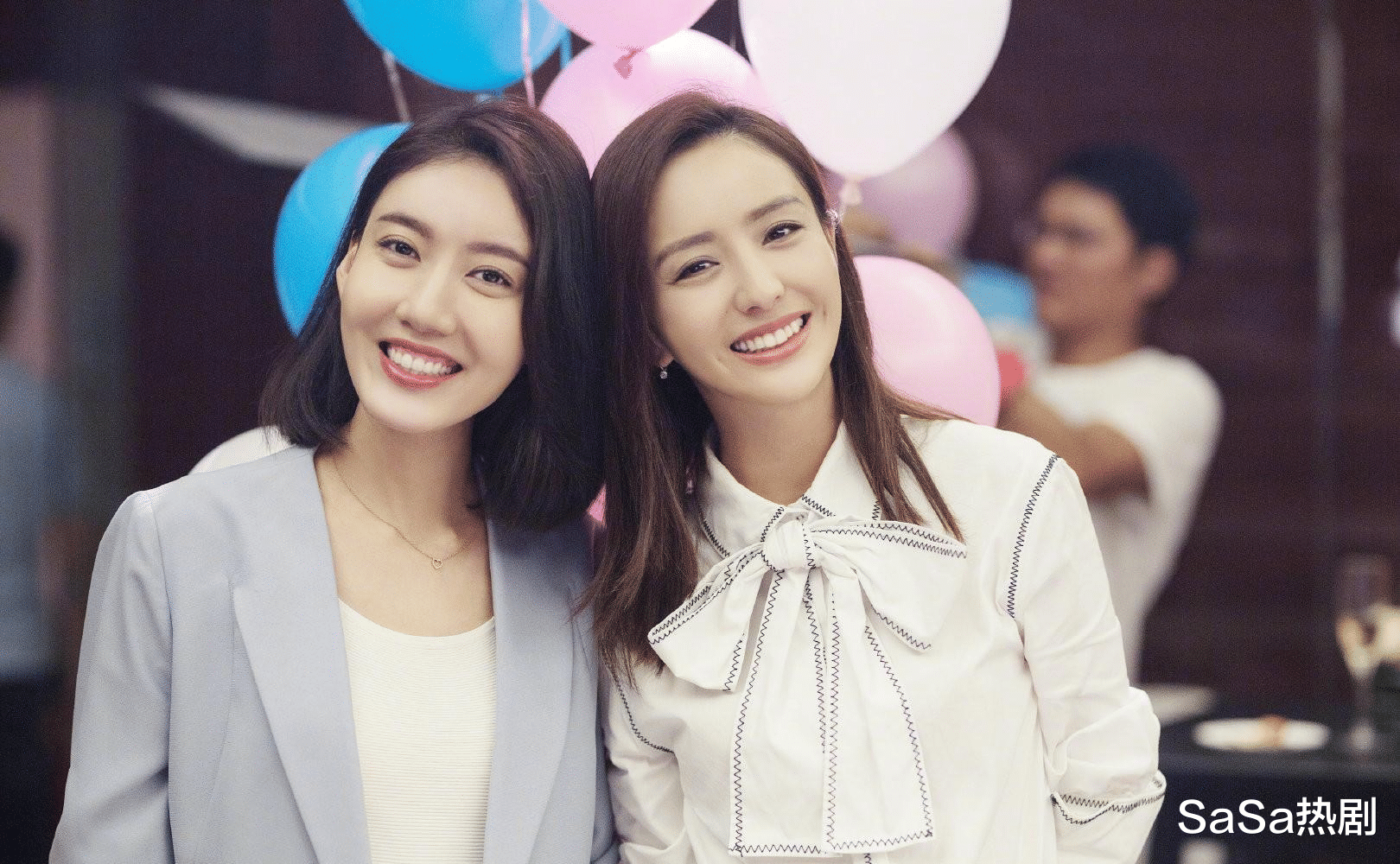 佟丽娅一字带玉足写真,网友:丫丫真漂亮!这个锡伯族姑娘美吗?