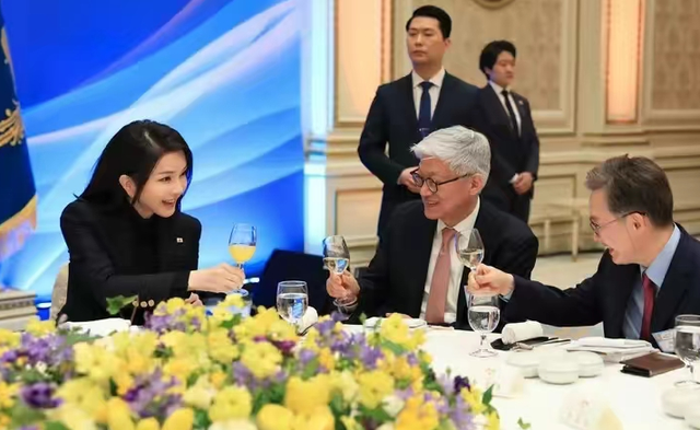 c位 70后韩国夫人同框小3岁女星！穿白衣坐在C位，东方美抢尽风头