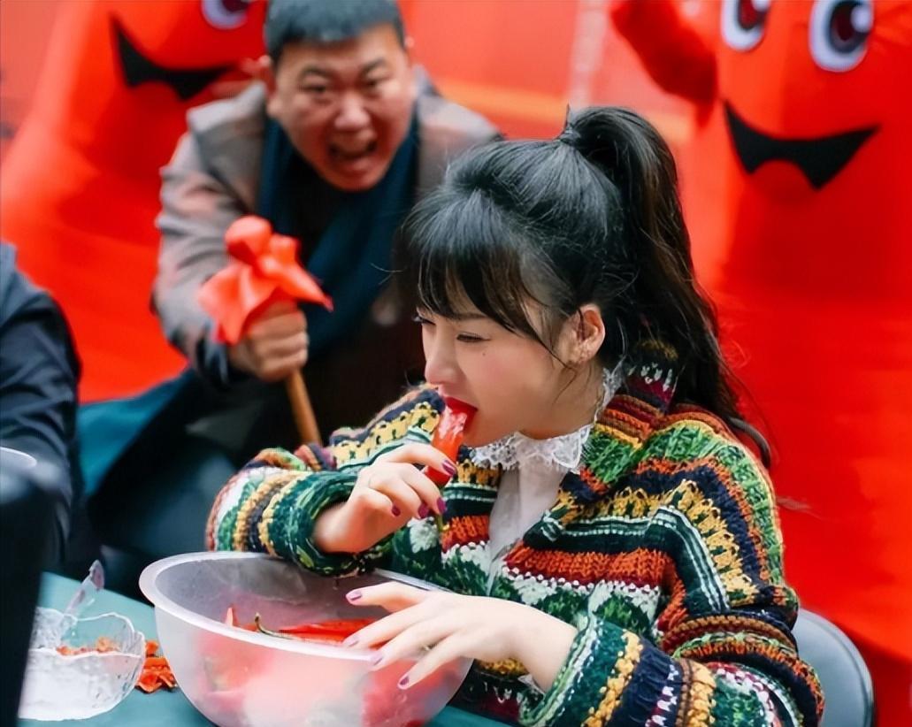 柳岩瘦到脱相，她的事业线也没了，暴瘦背后揭示了娱乐圈残酷一面