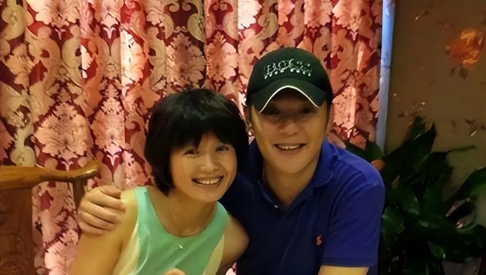 程愫|离婚六年,46岁程愫现状:独自带娃,活成了一束光