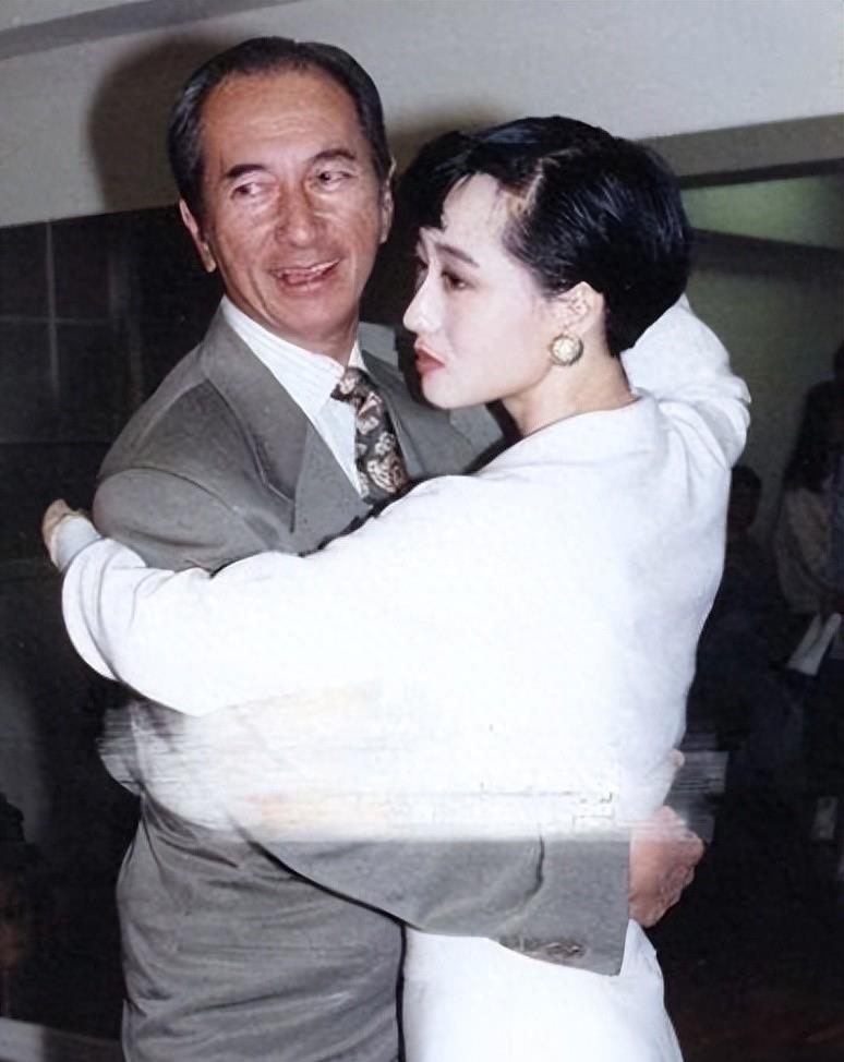 62岁的利智幸福难掩,被李连杰抛弃,住贫民窟10年的黄秋燕怎样了?