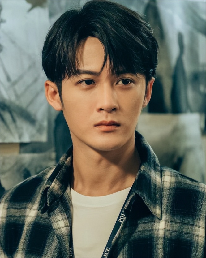 檀健次现身南京被偶遇,5公分厚底鞋亮相,网友议论其真实身高