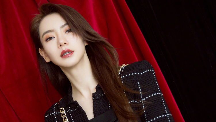 戚薇|戚薇生产前崴脚险摔倒,陈小春及时拖住保住母子!月子在轮椅上过