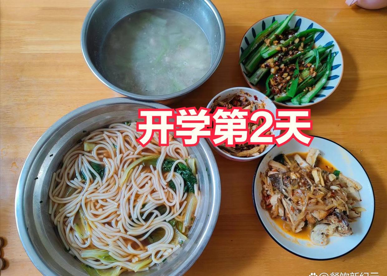 秋葵|开学第2天，奶奶天没亮做早餐，孙女却不肯吃，网友：我也吃不下