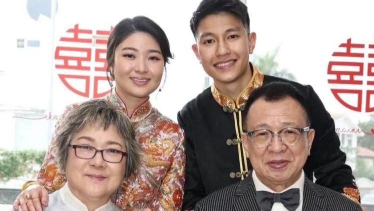 74岁许绍雄嫁女，charmaine手戴两对金镯子超抢镜，婚礼现场曝光