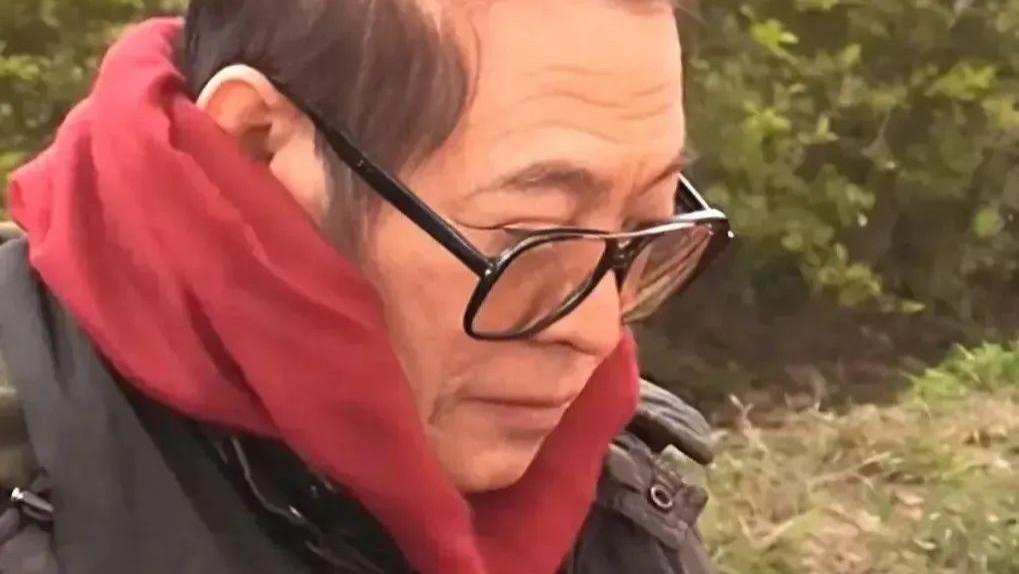 李连杰携妻女现身尼泊尔礼佛！62岁利智罕见露面，老到不敢认