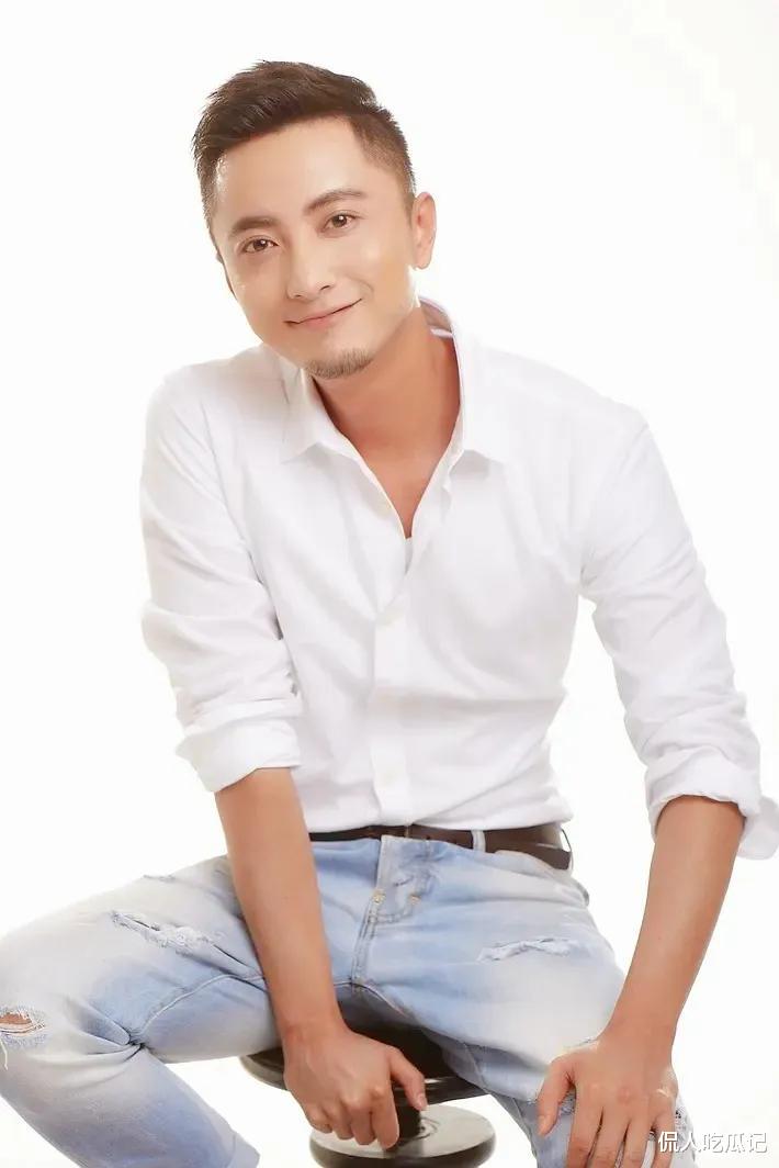 贾景晖:凭《庆余年》出圈,从校服到婚纱,妻子是演员,女儿已经12岁