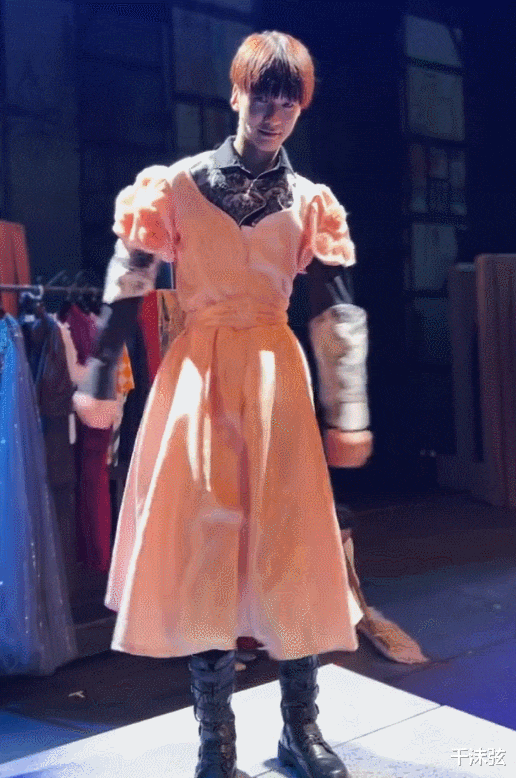 陈冠希|张亮儿子身高猛长!15岁1米89超过爸爸,穿长裙演公主太敬业