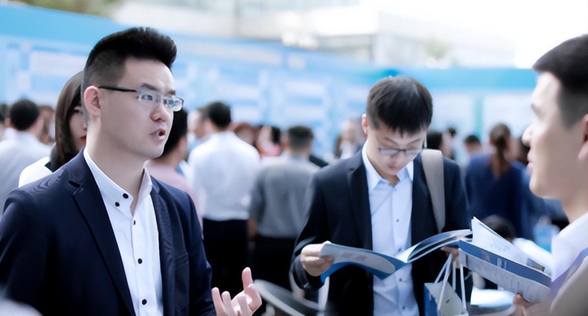 招聘|延迟退休渐进实施，多地考公招录年龄放宽到40岁，两类学生占优势