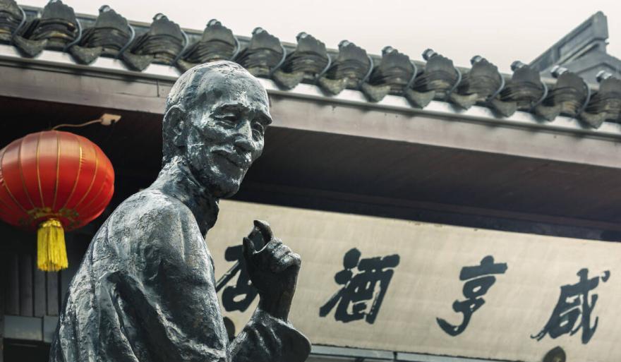 招聘|学历成孔乙己的“长衫”?酒店到某211高校招服务员,破大防了