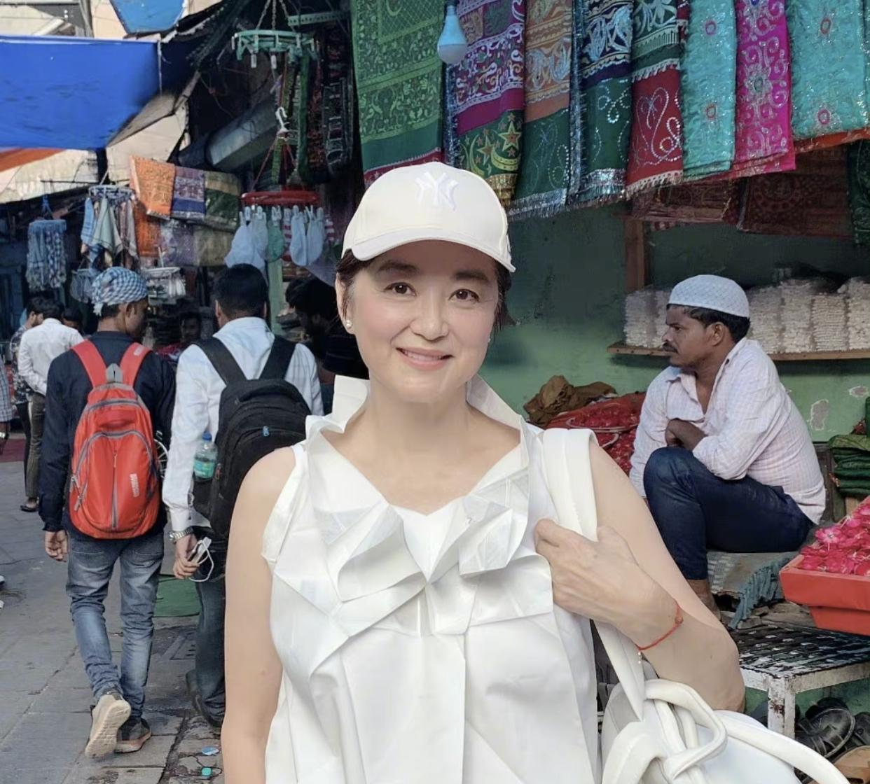 林青霞|68岁林青霞现身法国暴瘦!皱纹如树皮,沧桑憔悴被认成清洁工