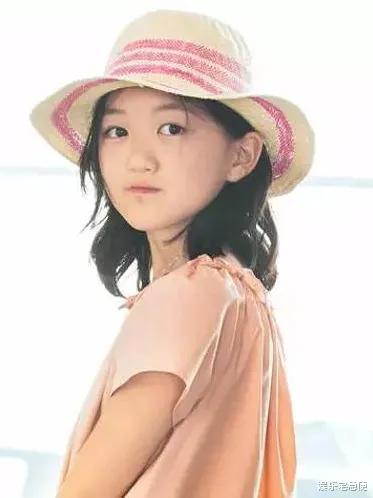 李嫣|李嫣17岁生日近照曝光，穿白衬衣气场强大，一双眼睛完美遗传王菲