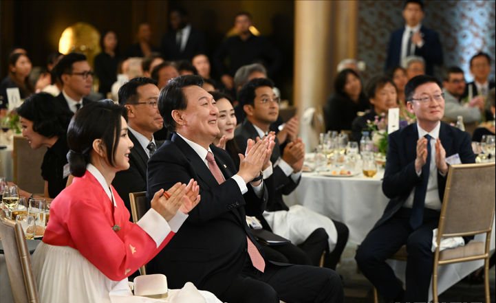 金建希 布里吉特欢迎韩国第一夫人！穿白裙扮嫩也输了，金建希幼态脸太嫩