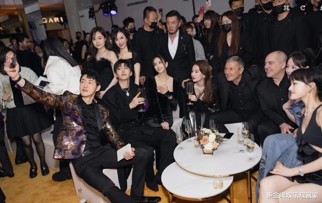 文淇|品牌晚宴大合照,刘亦菲端酒杯优雅,佟丽娅珠光宝气,文淇很乖巧