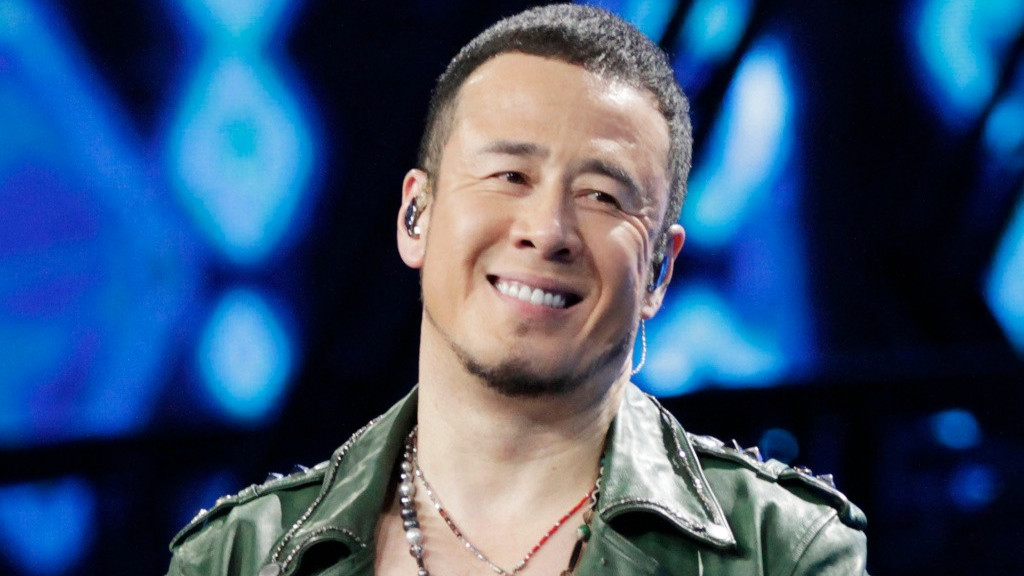 杨坤|铁树开花？50岁杨坤与好友聚餐结束后，与高挑美女一同乘车离开