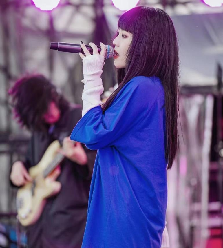 王菲|窦唯21岁小女儿登台演出!酷劲十足被指像王菲