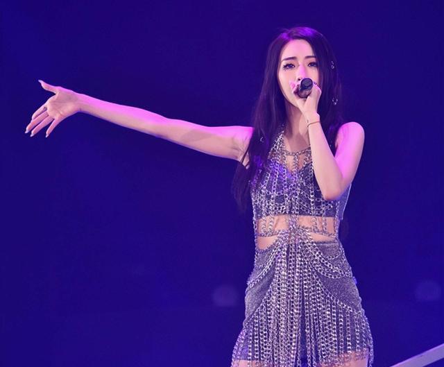 演唱会|香港知名女星开演唱会,现场众星云集,被曝同绯闻男友低调分手