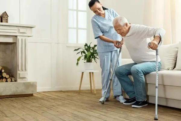 老人腿脚无力，走路没劲，这是怎么回事？补充三种营养，或可改善