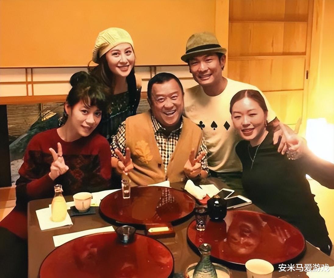 69岁曾志伟与好友遗孀旅游购物,两人出双入对9年,关系成谜